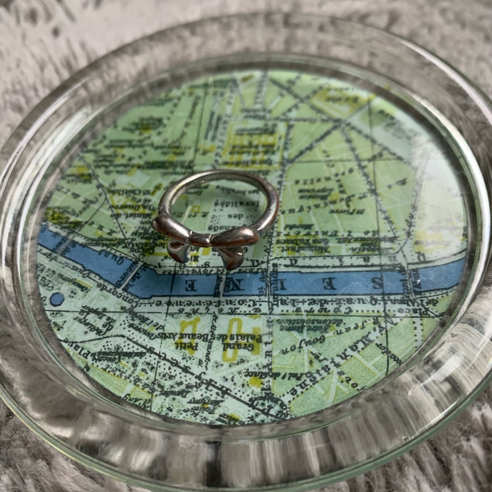 cute little bow ring - size 6